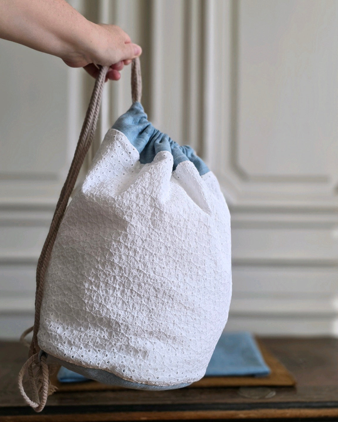 Sac seau en broderie anglaise blanche et denim bleu, création textile artisanale française.