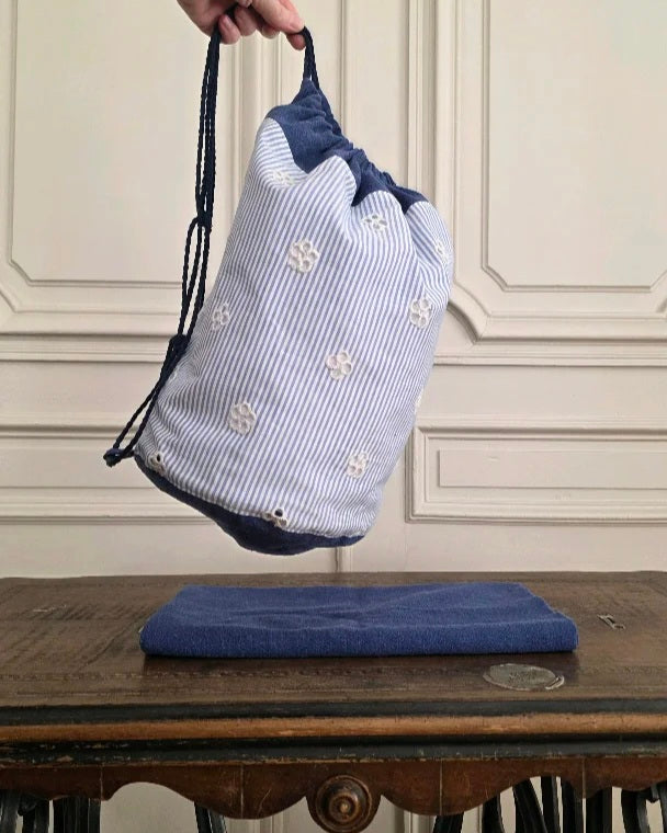 Sac baluchon broderie anglaise bleu et blanc suspendu, coton lin, forme souple et généreuse, confection artisanale