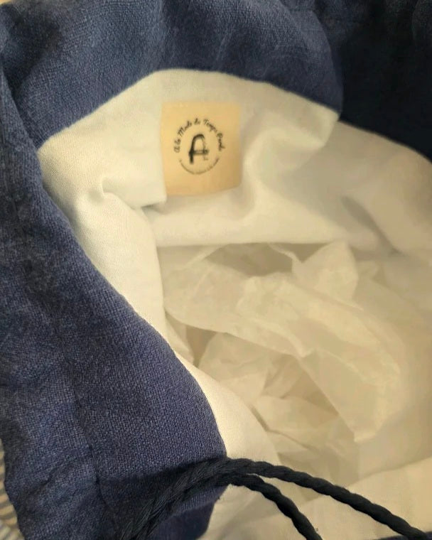 Intérieur du sac baluchon en coton, doublure claire et étiquette A la Mode du Temps Perdu, confection artisanale