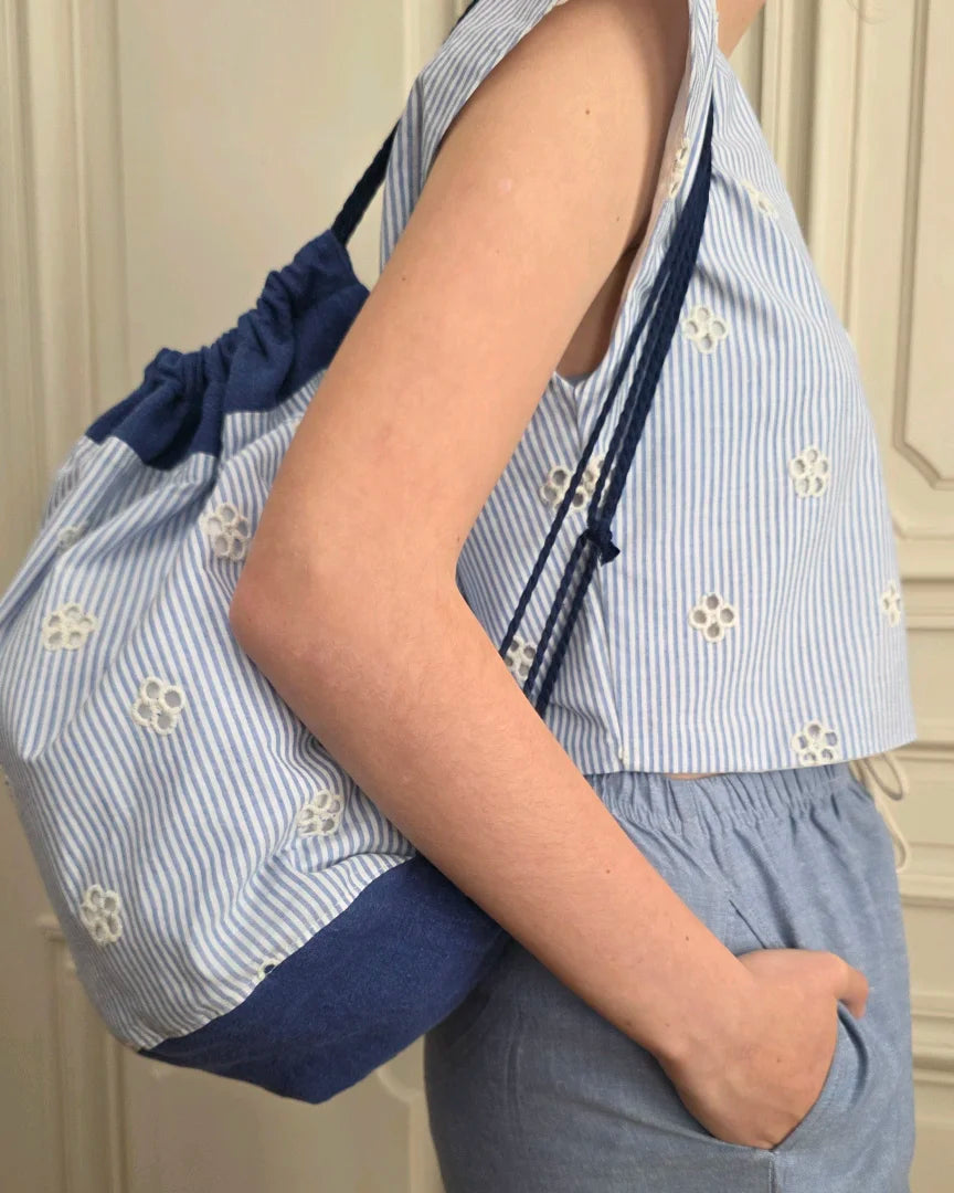 Sac baluchon broderie anglaise bleu porté épaule avec top Alizé 5 assorti, coton lin rayé, sac souple fait main