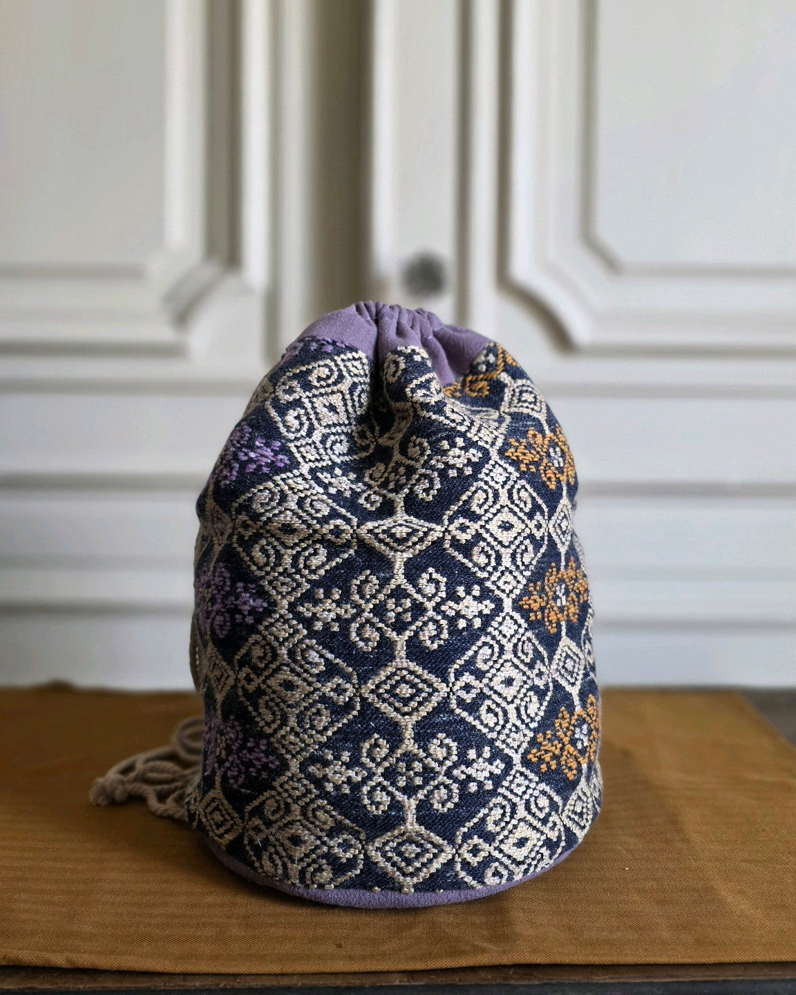 Sac baluchon en jacquard fantaisie Mahlia Kent vintage et lin, pièce unique cousue main en France. Atelier A la Mode du Temps Perdu 