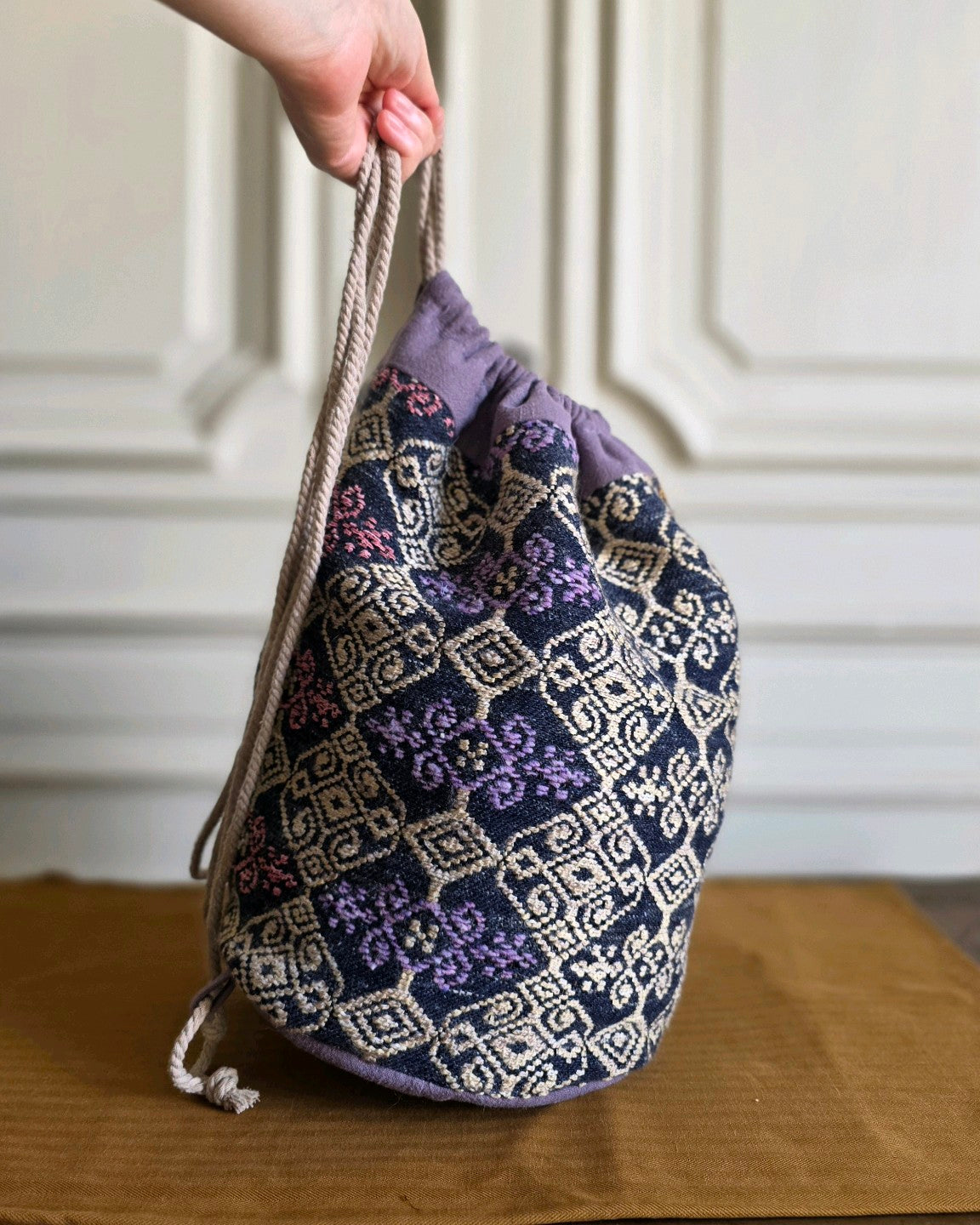 Sac baluchon artisanal en jacquard Mahlia Kent porté par ses liens coulissants en coton
