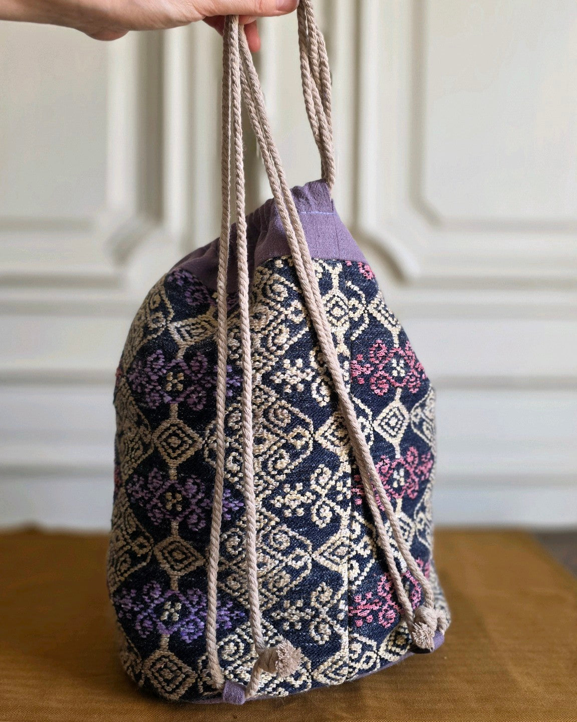 Vue de dos du sac baluchon en jacquard fantaisie Mahlia Kent et finitions en lin