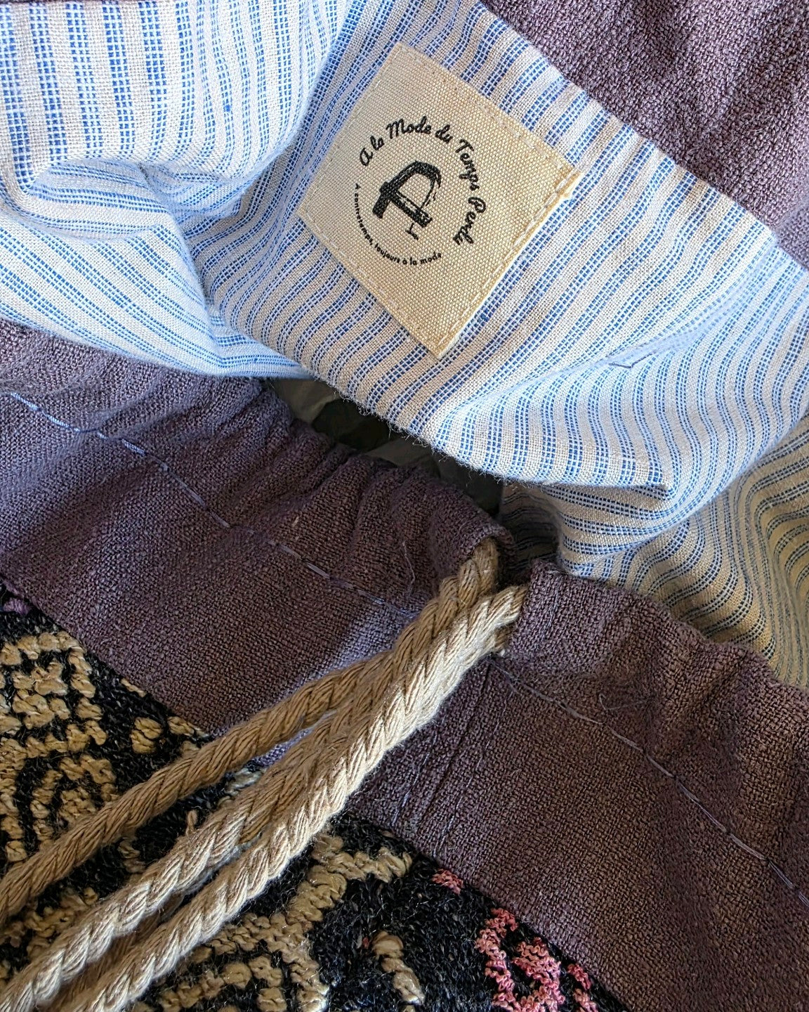 Doublure en coton rayé et finitions intérieures du sac baluchon artisanal cousu main