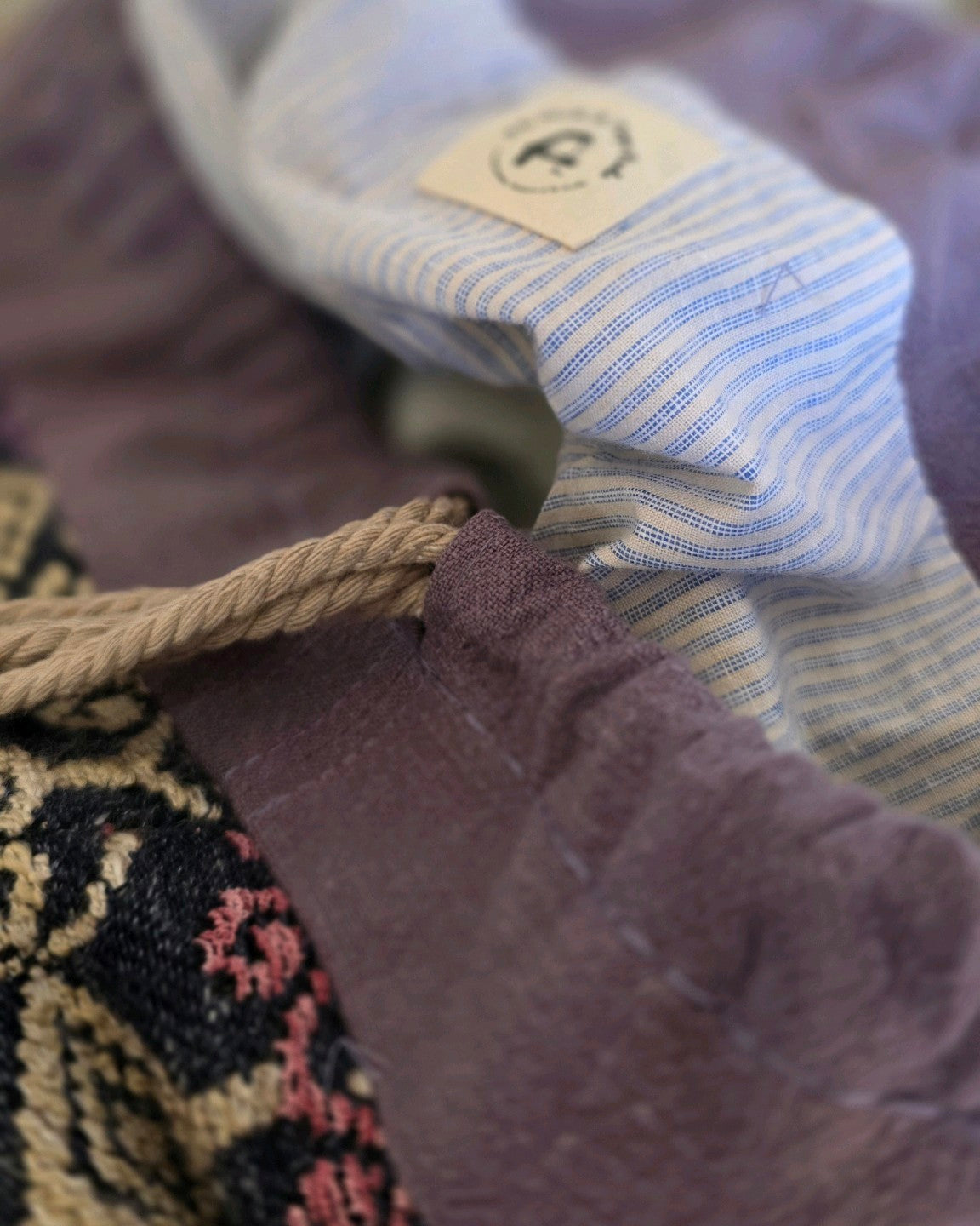 Détail des finitions en lin et des liens coulissants du sac baluchon en jacquard Mahlia Kent