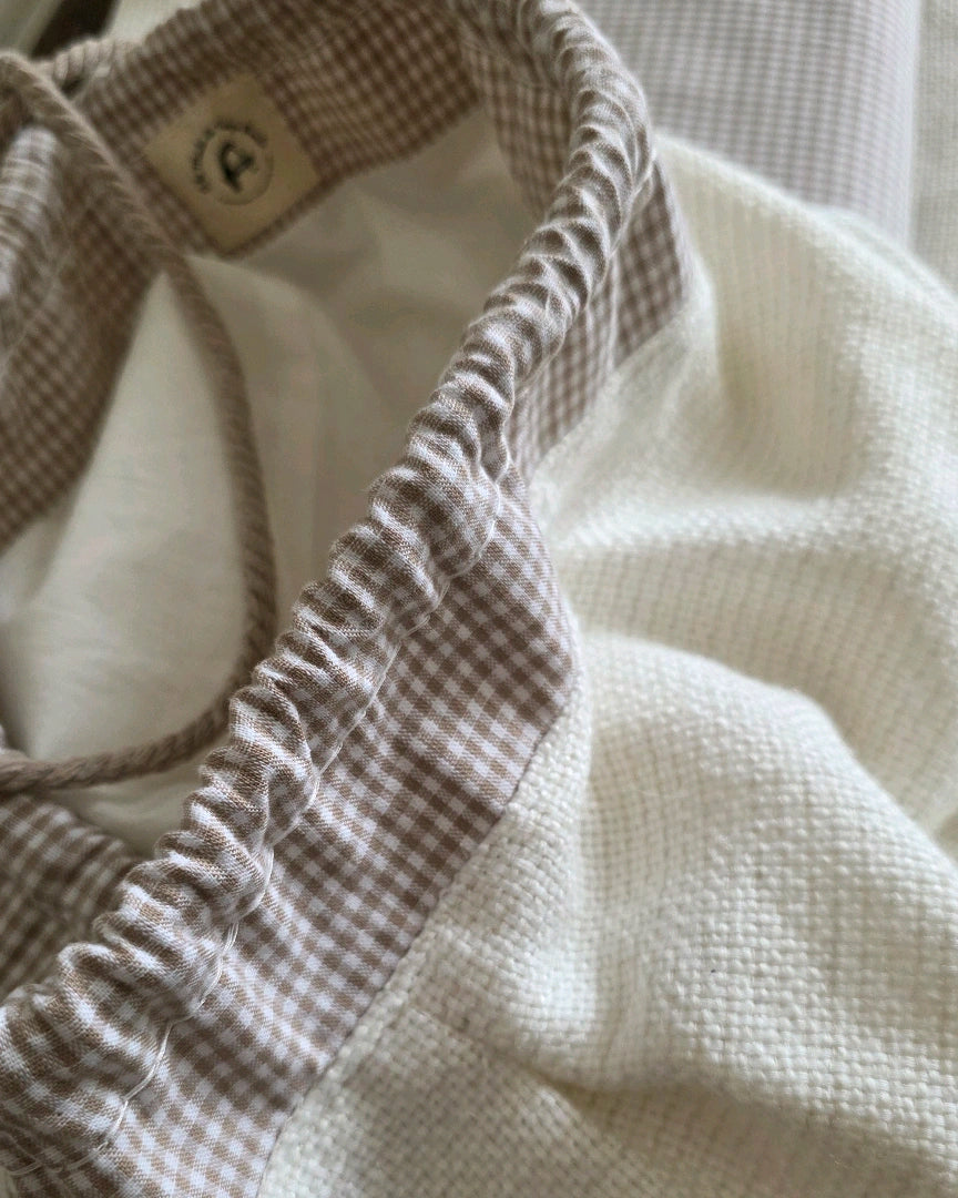 sac baluchon tweed blanc detail coton vichy doublure coton fait main atelier francais a la mode du temps perdu couture artisanale finition textile naturel sac interieur detail