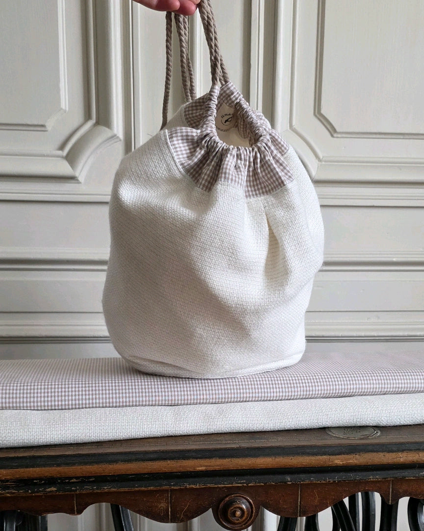 sac baluchon tweed blanc coton vichy fait main atelier francais a la mode du temps perdu liens coulissants coton sac artisanal forme souple sac quotidien naturel coton texturé