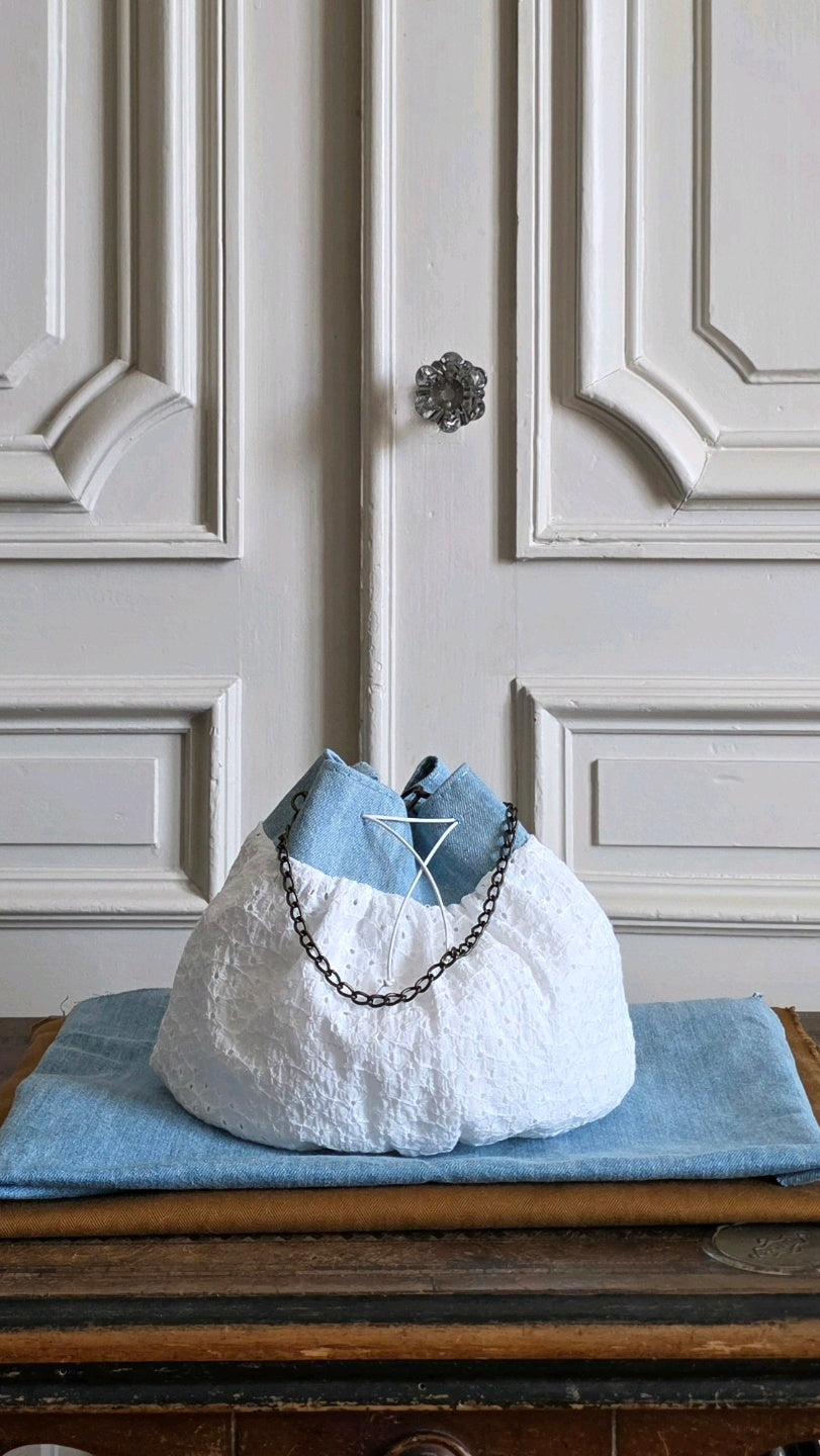 Sac bourse artisanal en broderie anglaise et denim avec chaînette en laiton vieilli. Atelier A la Mode du Temps Perdu.