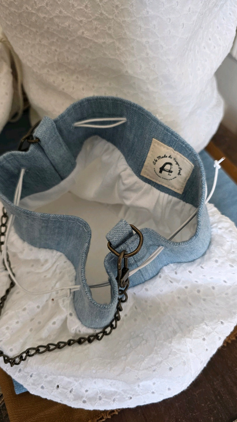 Intérieur du sac bourse en broderie anglaise et denim avec doublure en coton blanc