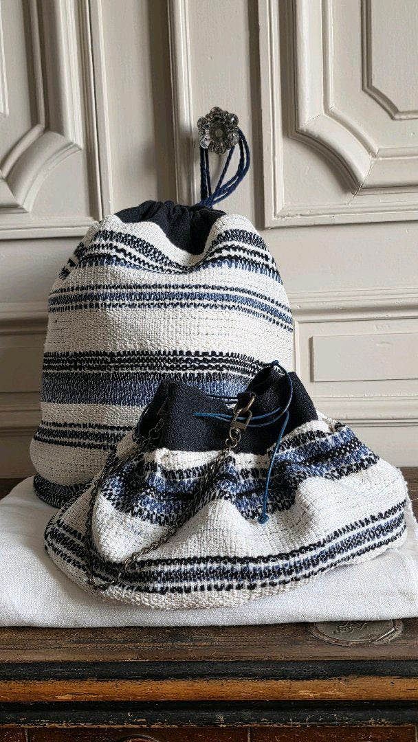 Sac bourse tweed marin assorti à un sac baluchon en tissu bleu et écru tissé