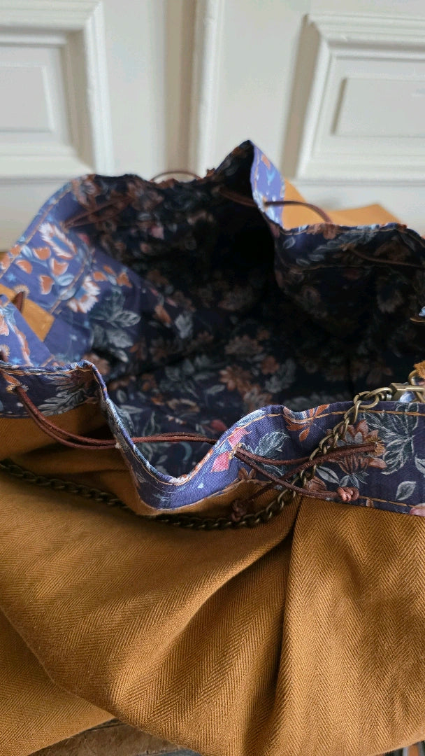 interieur sac bourse coton lin marron doublure coton motif floral bleu fermeture coulissante chaine laiton vieilli detail couture sac artisanal textile naturel