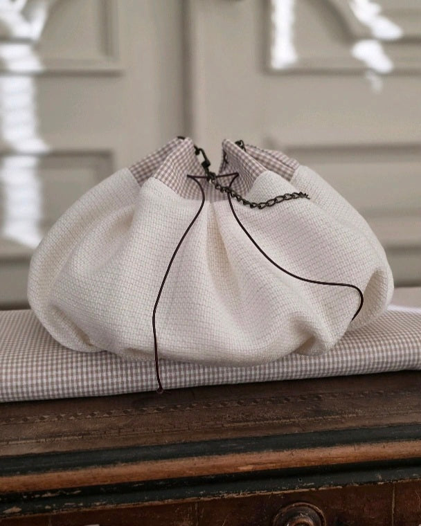 sac bourse grand modele tweed blanc coton vichy fait main atelier francais A la Mode du Temps Perdu sac artisanal textile piece unique sac couture createur france vue dessus fermeture liens cuir chainette laiton vieilli