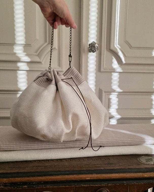 sac bourse grand modele tweed blanc coton vichy fait main sac artisanal textile piece unique vue portee main chainette laiton vieilli liens cuir fermeture coulissante