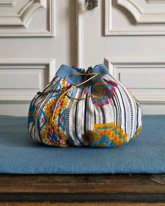 Sac bourse en jacquard fantaisie Mahlia Kent et lin, fermeture par liens en cuir. Atelier A la Mode du Temps Perdu. 