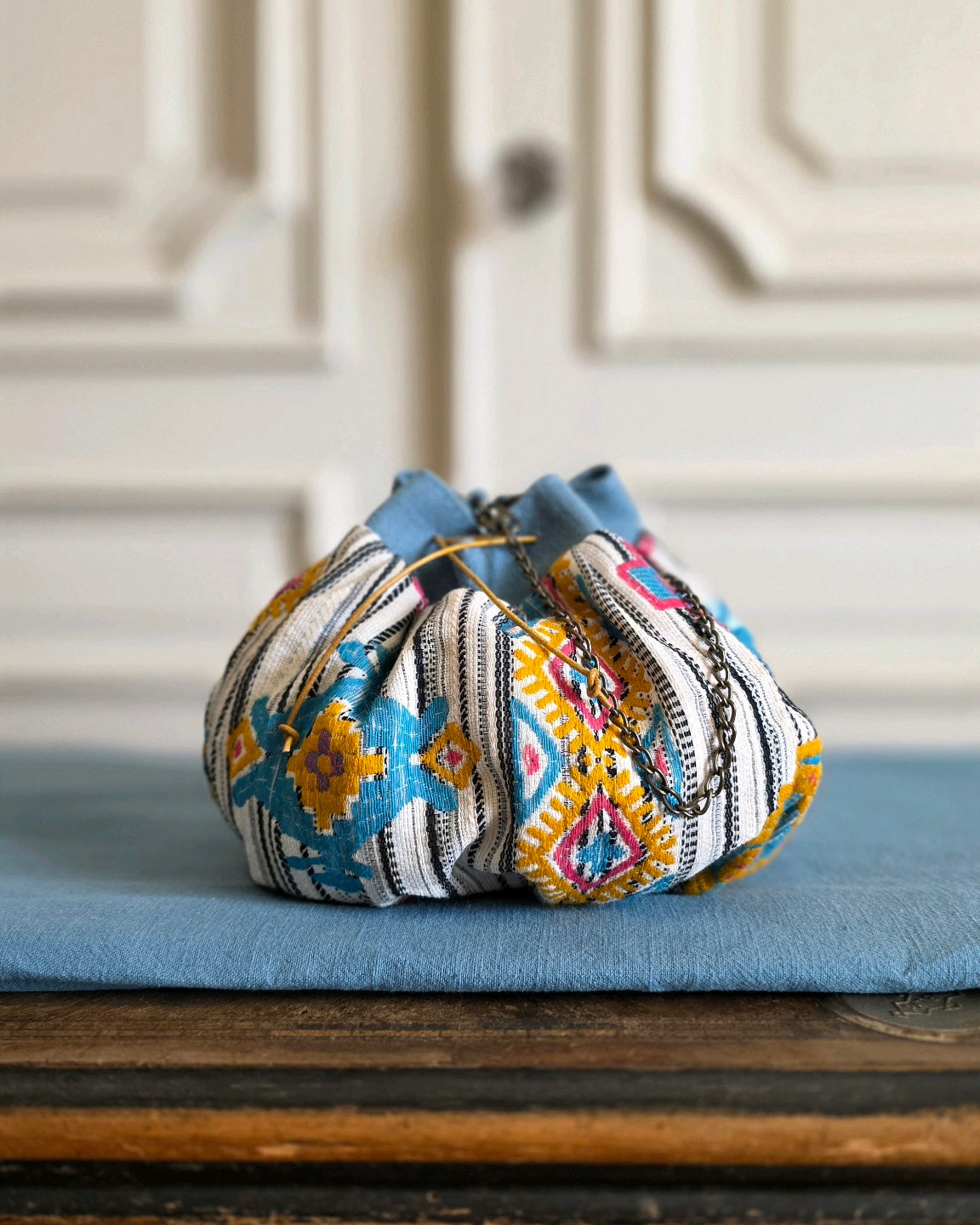 Sac bourse artisanal en jacquard fantaisie Mahlia Kent, forme souple vue de l’autre face.