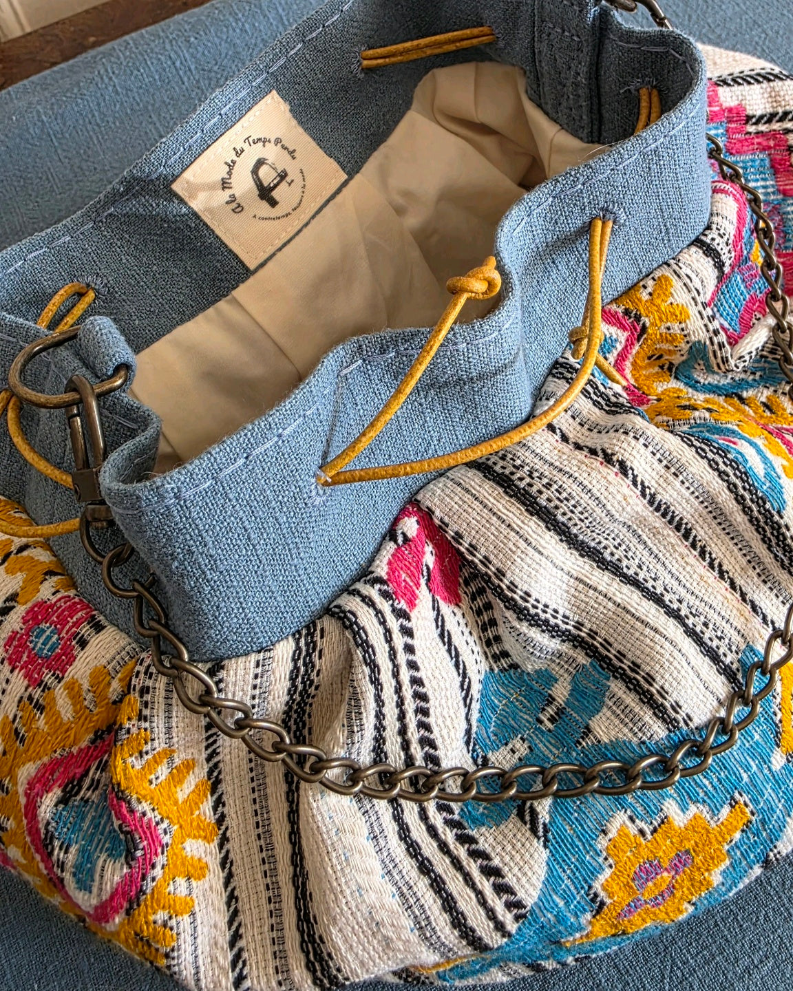 Intérieur du sac bourse en jacquard fantaisie Mahlia Kent, doublure en percale de coton.