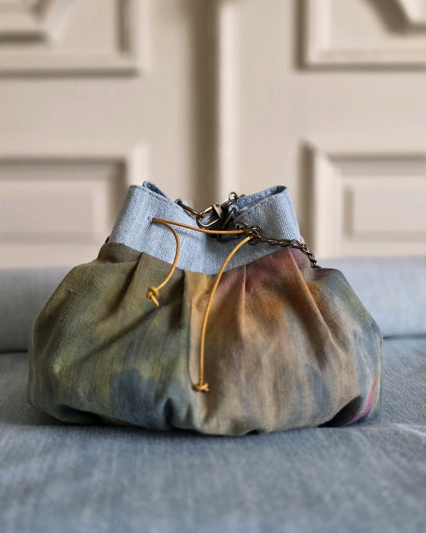 Sac bourse en lin coton tie and dye vu de dos avec finition en jean bleu et liens coulissants en cuir