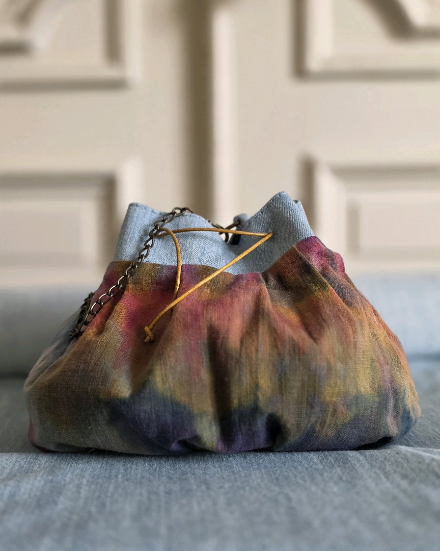 Sac bourse artisanal en lin coton tie and dye avec finition en jean délavé et chaînette en laiton vieilli. Pièce unique. Atelier A la Mode du Temps Perdu 