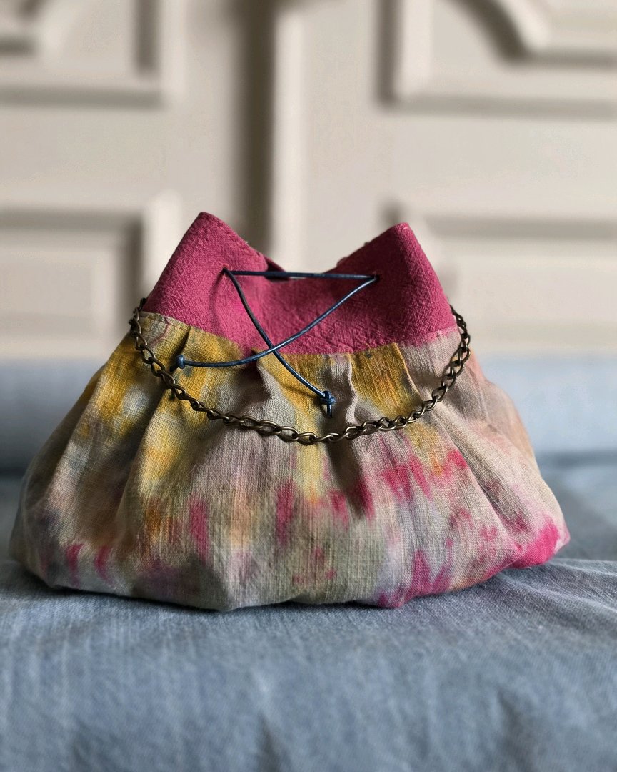 Sac bourse artisanal en lin coton tie and dye rose framboise et bleu avec chaînette en laiton vieilli. Atelier  A la Mode du Temps Perdu 