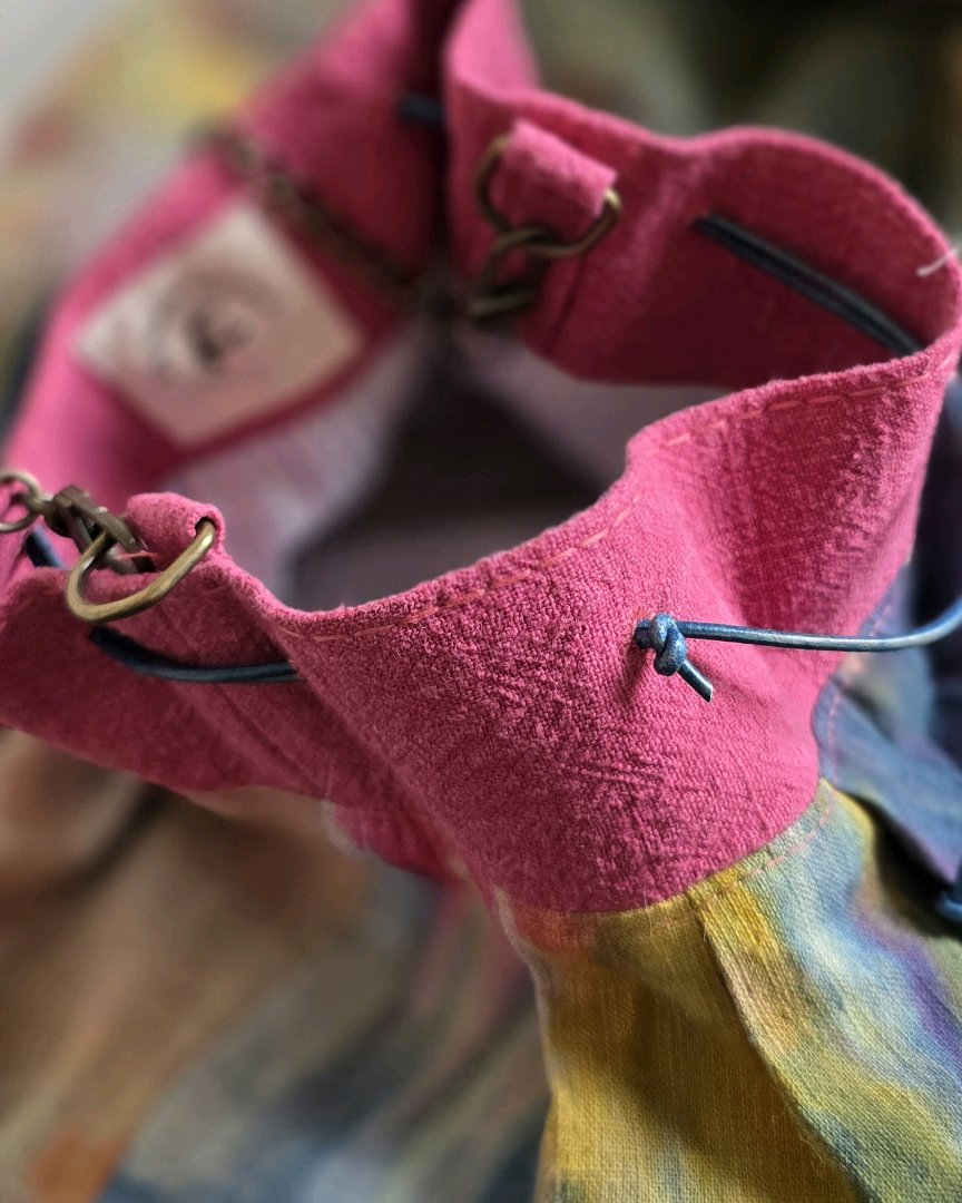 Détail du sac bourse en lin coton tie and dye avec liens coulissants en cuir et finition rose framboise