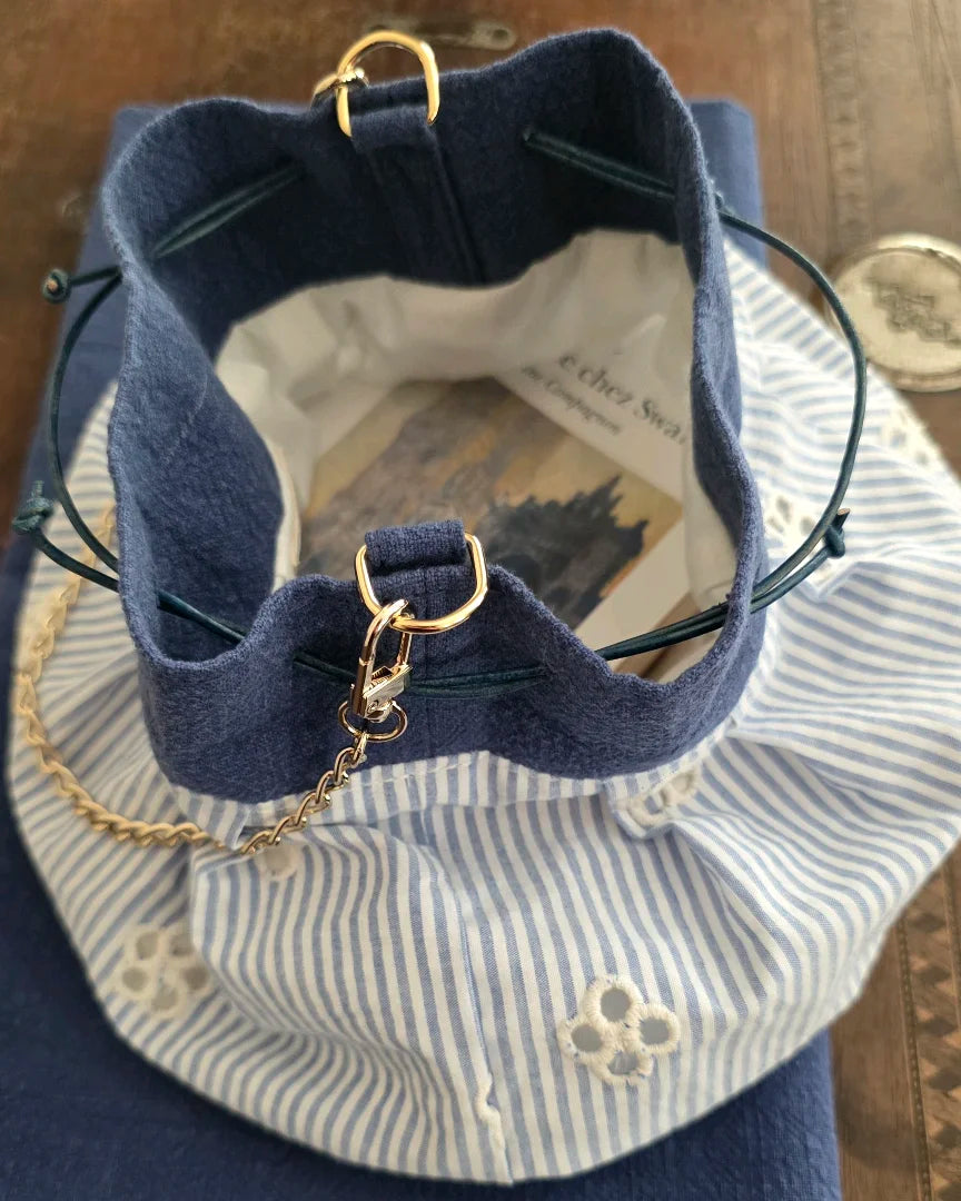 sac bourse petit modèle broderie anglaise bleu blanc vue intérieure doublure coton liens coulissants et attache chaînette, A la Mode du Temps Perdu