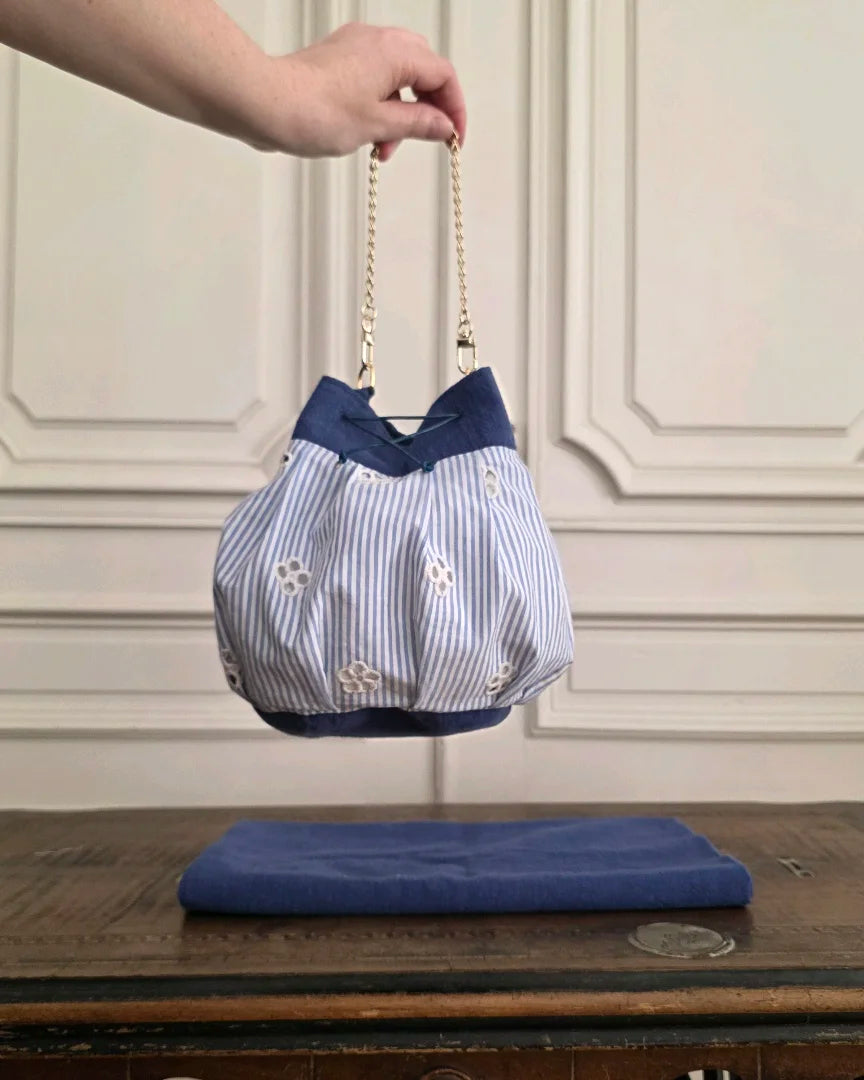 sac bourse petit modèle broderie anglaise bleu blanc présenté avec chaînette dorée amovible, A la Mode du Temps Perdu