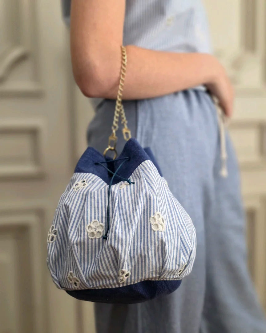 sac bourse petit modèle broderie anglaise bleu blanc porté à l’épaule avec chaînette dorée, A la Mode du Temps Perdu