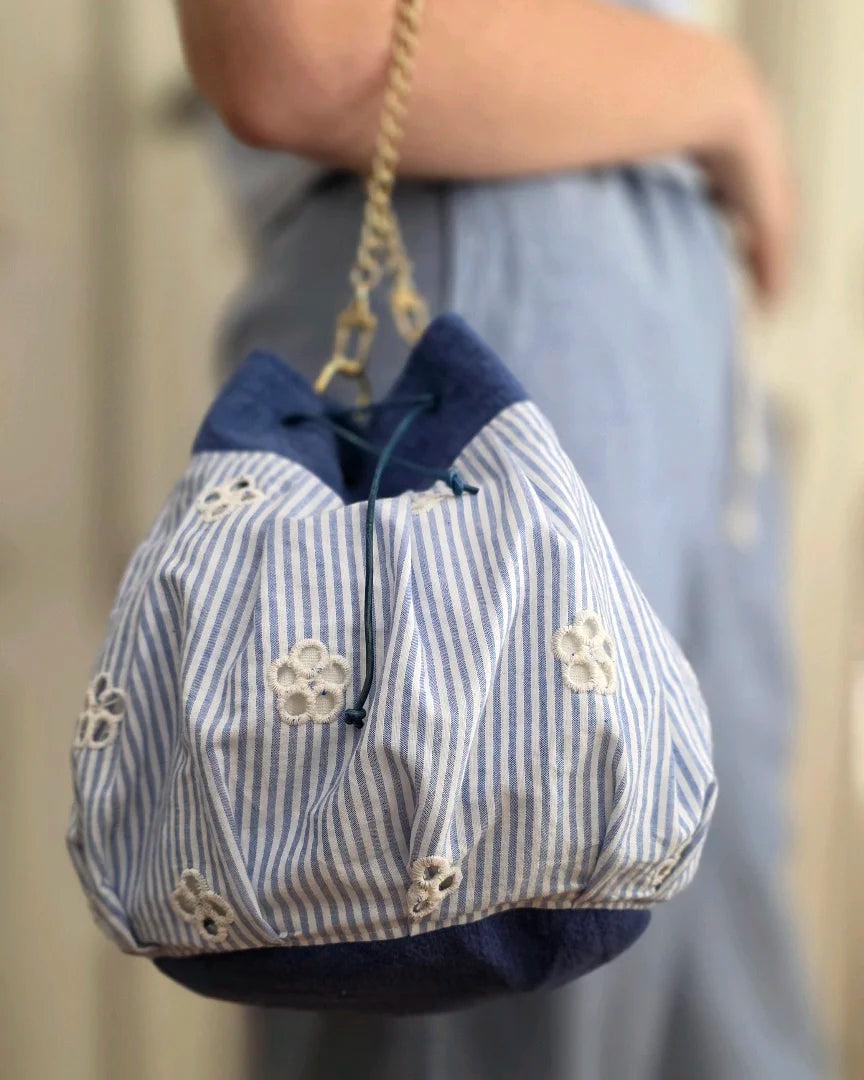 sac bourse petit modèle broderie anglaise bleu blanc porté épaule détails rayures et liens coulissants, collection corpus. 