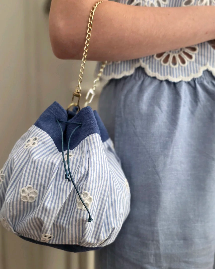 sac bourse petit modèle broderie anglaise bleu blanc détail porté chaînette dorée et liens cuir, A la Mode du Temps Perdu