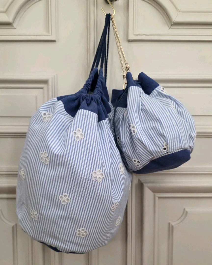 sacs bourse et baluchon assortis broderie anglaise bleu blanc coton lin duo, A la Mode du Temps Perdu
