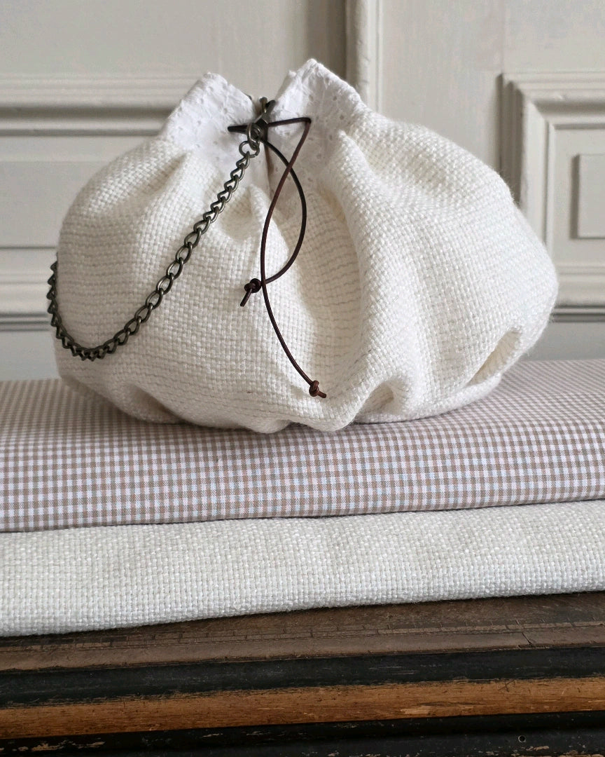 sac bourse tweed blanc broderie anglaise fait main atelier francais a la mode du temps perdu chaine laiton cuir coulissant coton naturel sac artisanal élégant