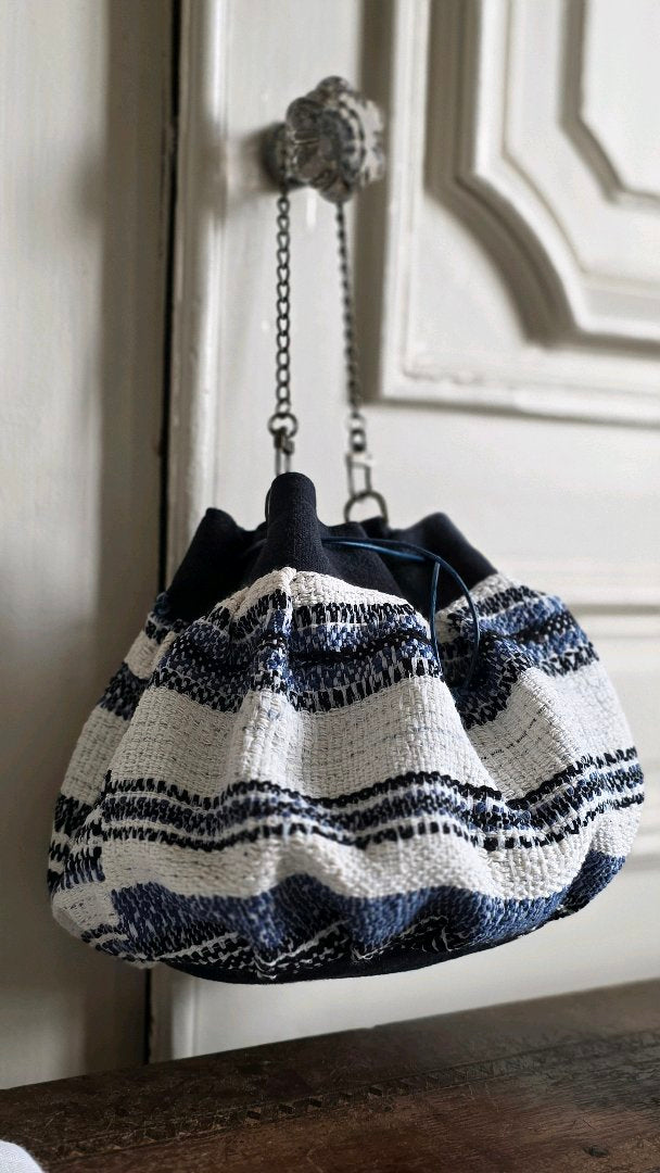 Sac bourse artisanal en tweed marin bleu et écru avec détails en lin noir et chaînette en laiton vieilli. Atelier A la Mode du Temps Perdu 