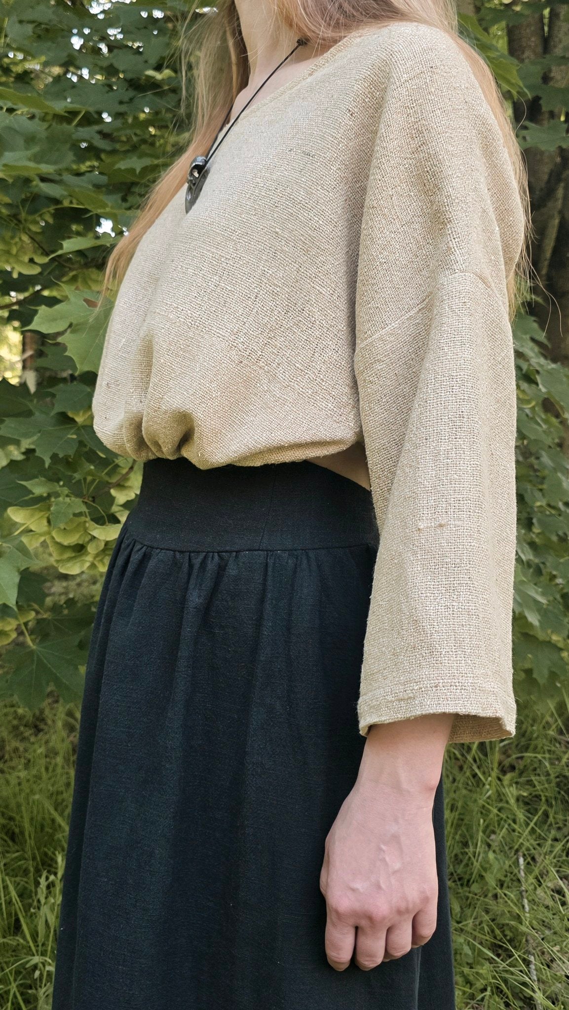 Profil de la blouse Salines en bourette de soie naturelle avec manches larges et taille coulissée