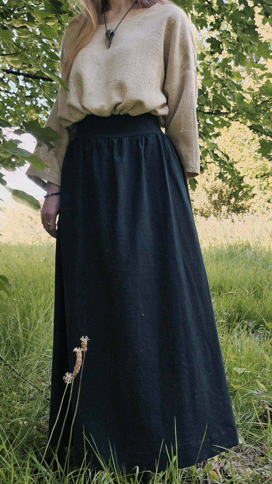 Silhouette Salines associant blouse en bourette de soie naturelle et jupe en lin noir | A la Mode du Temps Perdu