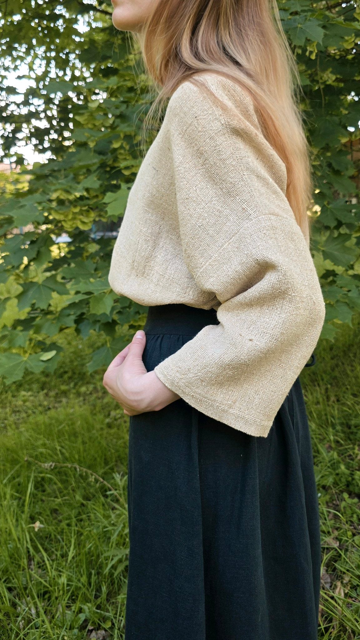 Profil de la blouse Salines en bourette de soie naturelle avec manches larges