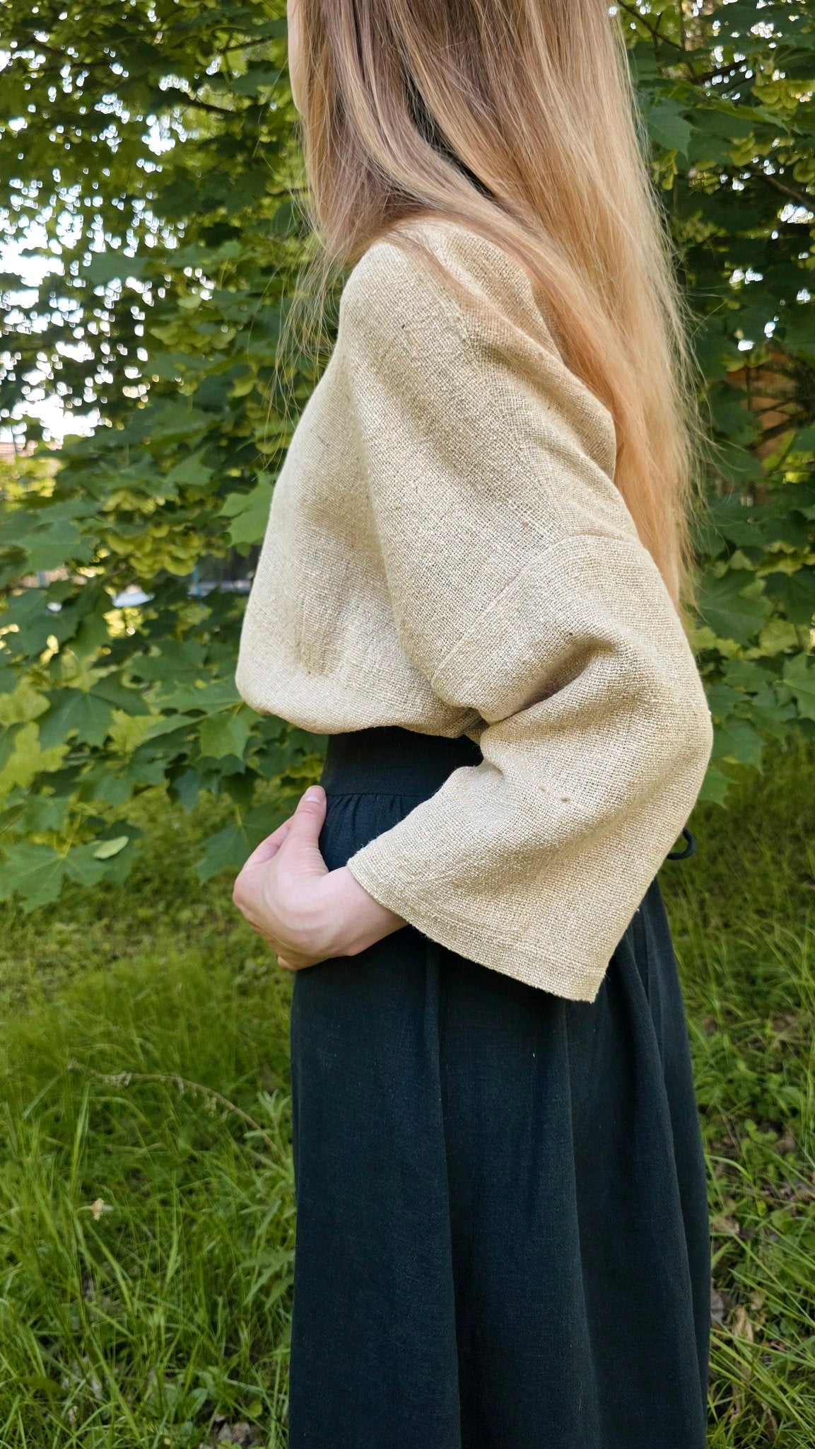 Épaule tombante et manche ample de la blouse Salines en bourette de soie