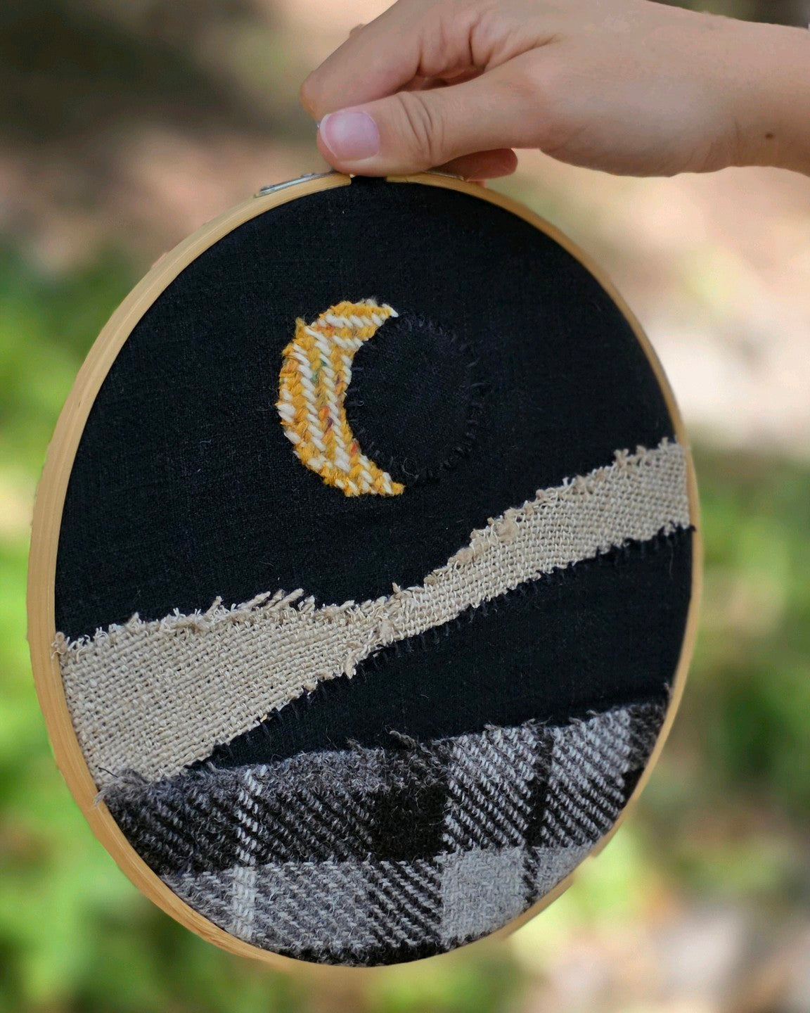 Tableau textile artisanal représentant une éclipse, paysage en Harris Tweed®, tweed Donegal et lin noir