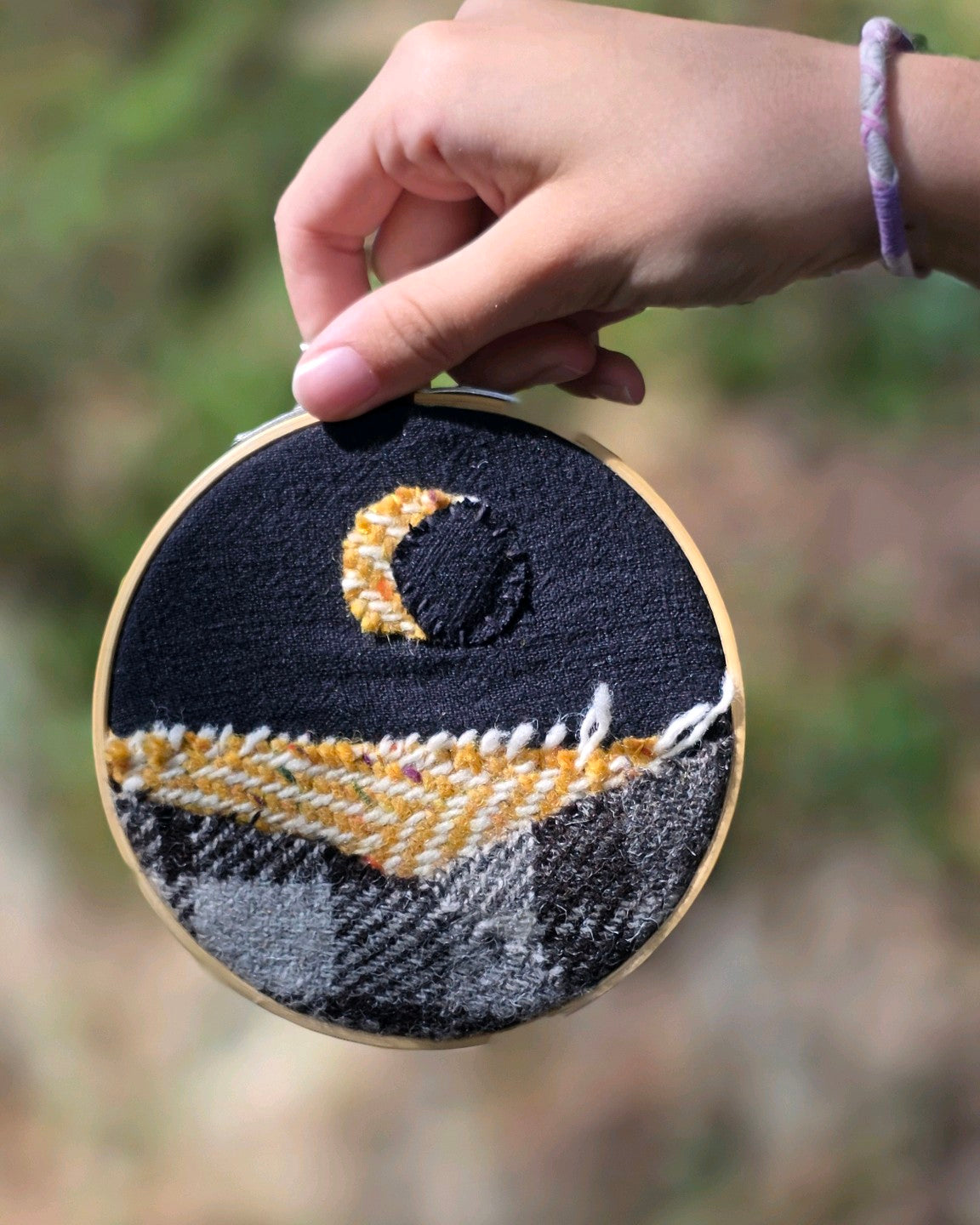 Échappée n°12, tableau textile éclipse de 12 cm en lin noir, Harris Tweed et tweed irlandais Donegal. Fabrication artisanale A la Mode du Temps Perdu 