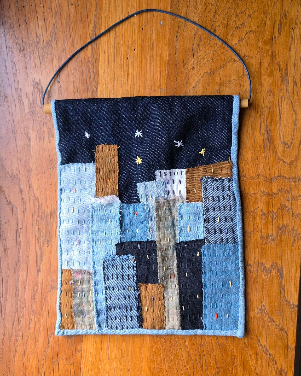 Tenture murale Échappée n°4 en patchwork textile avec tige de bambou et lien en cuir