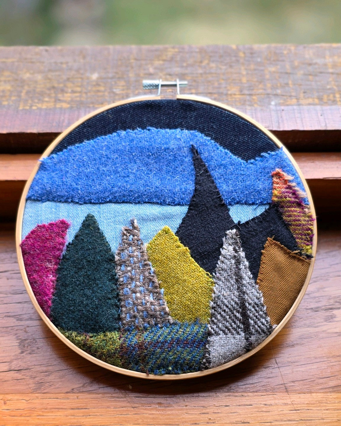 Échappée n°2, œuvre murale textile faite main en denim, lin et tweeds, paysage textile unique sur tambour en bois