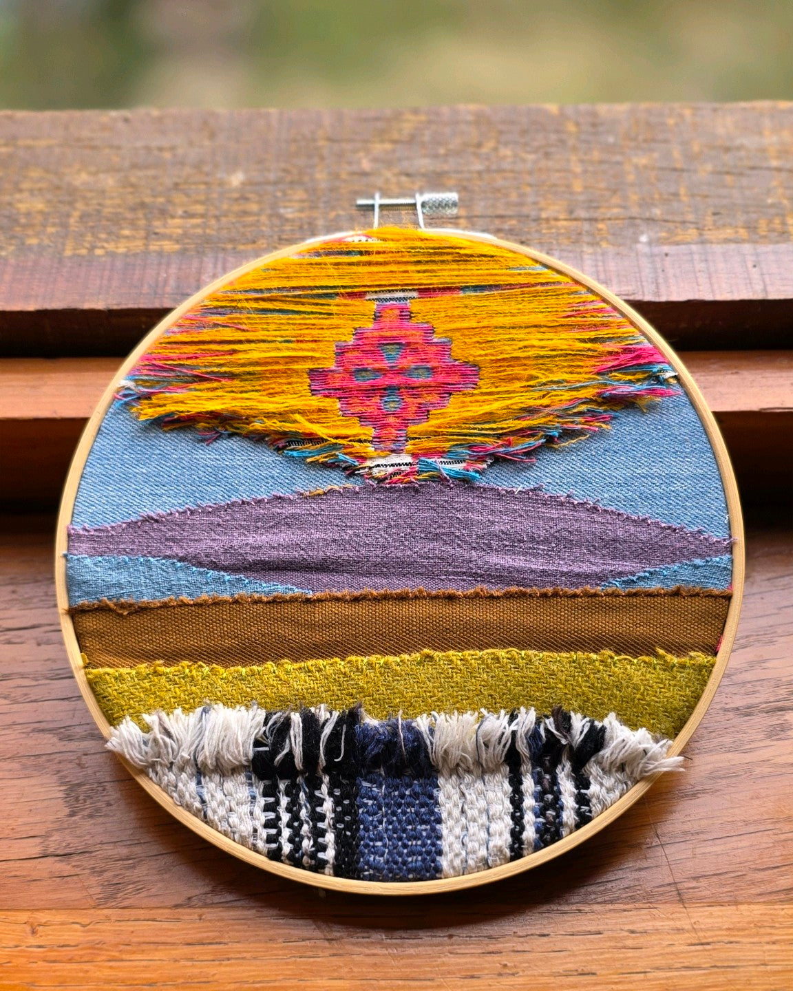 Tableau textile Échappée n°3 en lin, lin-coton, denim et tweeds, paysage abstrait fait main sur tambour en bois