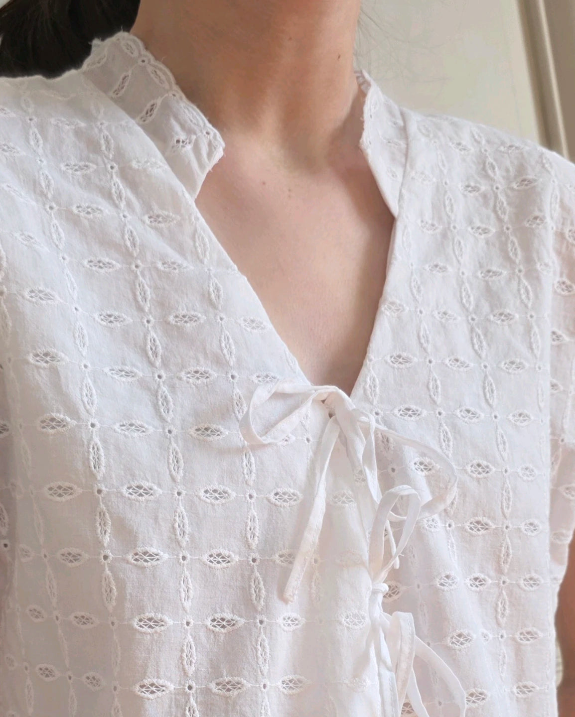 detail du col et des festons broderie anglaise coton top variations alize