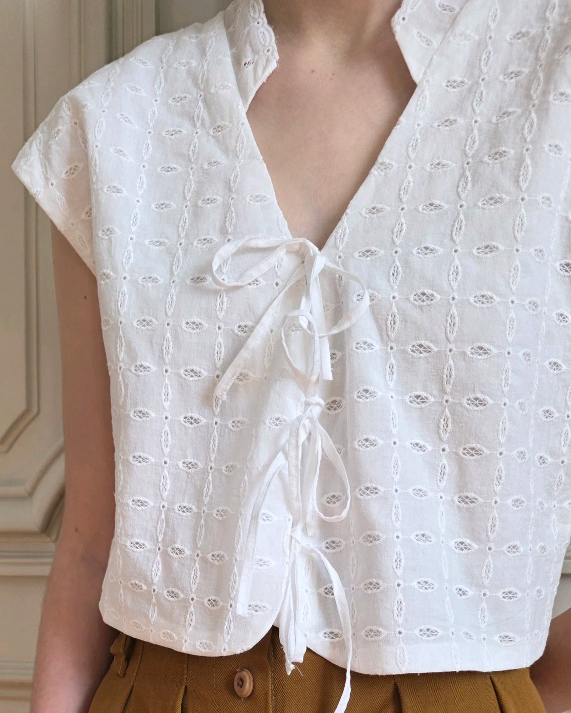 detail sur la fermeture par liens broderie anglaise coton top variations alize