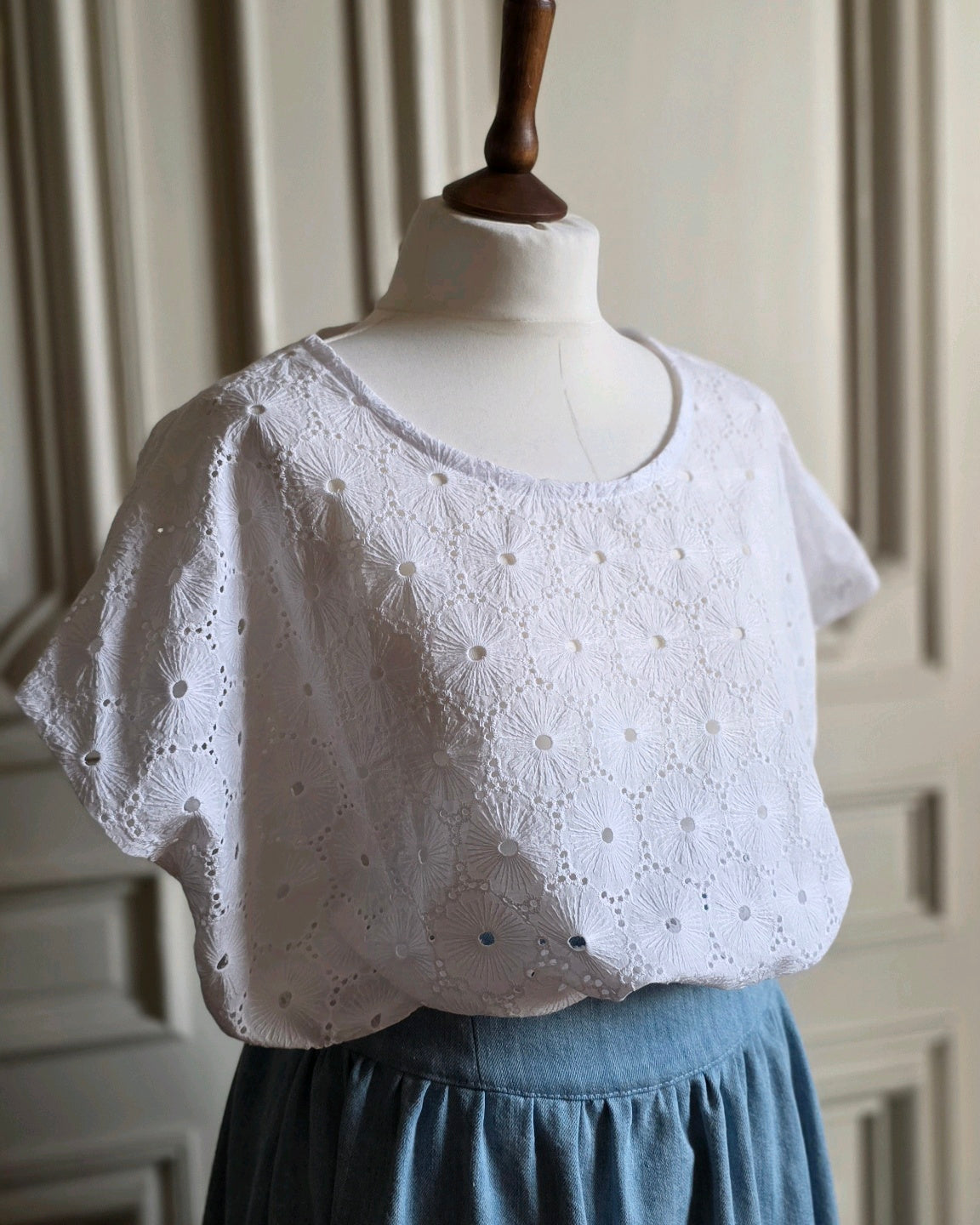 Top court en broderie anglaise blanche porté sur mannequin avec jupe en denim bleu – création artisanale française Variations Alizé