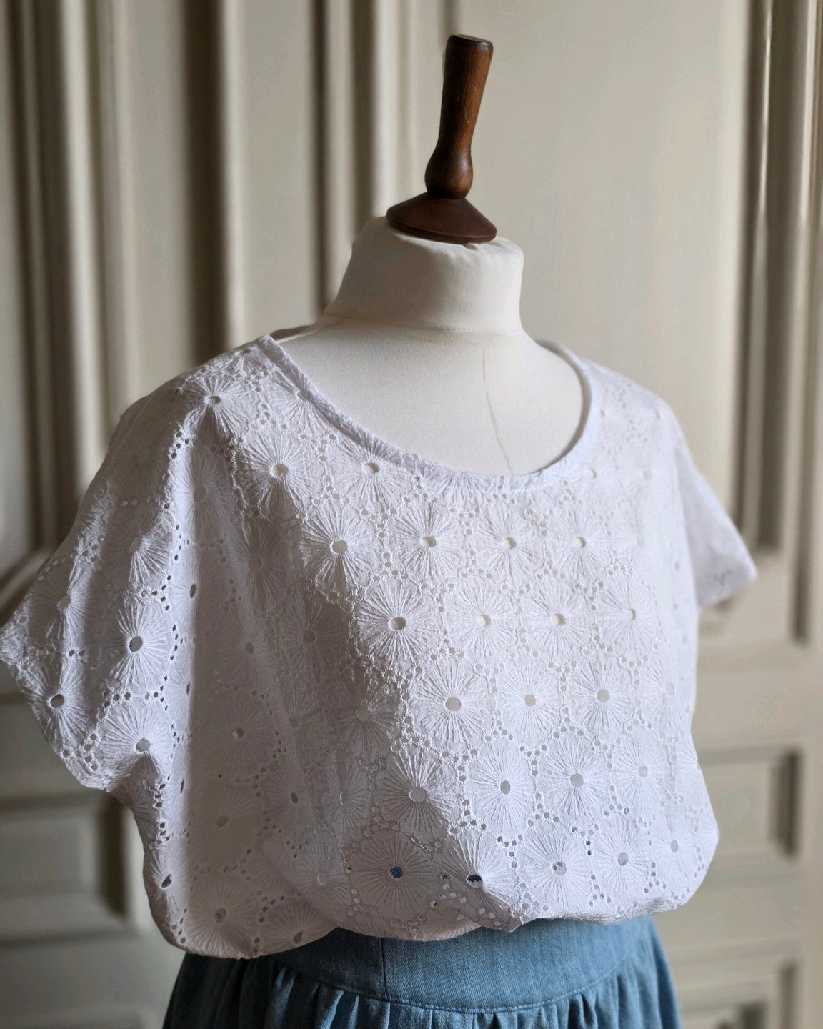 Détail du top en broderie anglaise blanche ajourée – coton léger – création cousue main en France. Atelier A la Mode du Temps Perdu 
