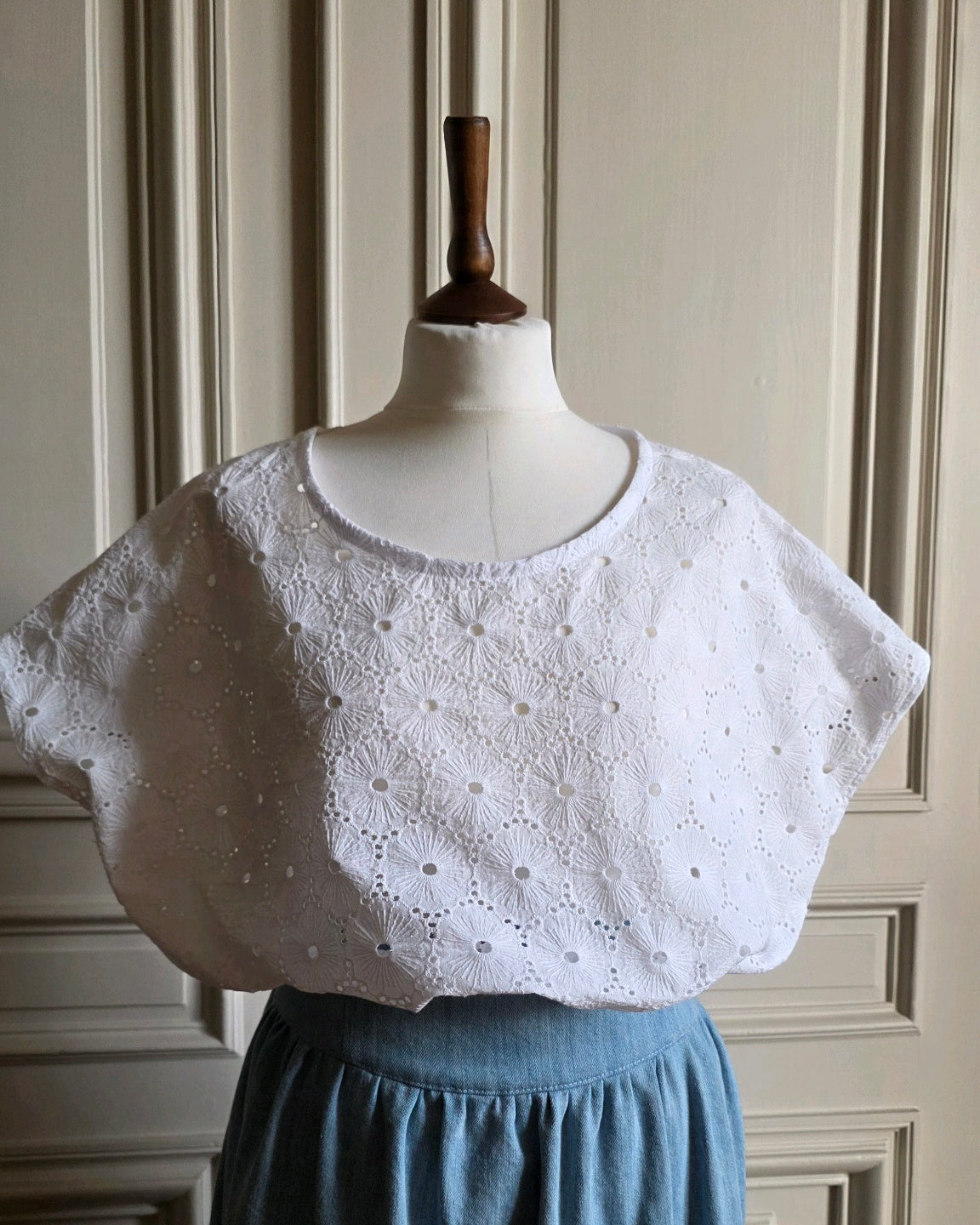Top court en broderie anglaise blanche vu de face – coupe ample à épaules tombantes – modèle unique