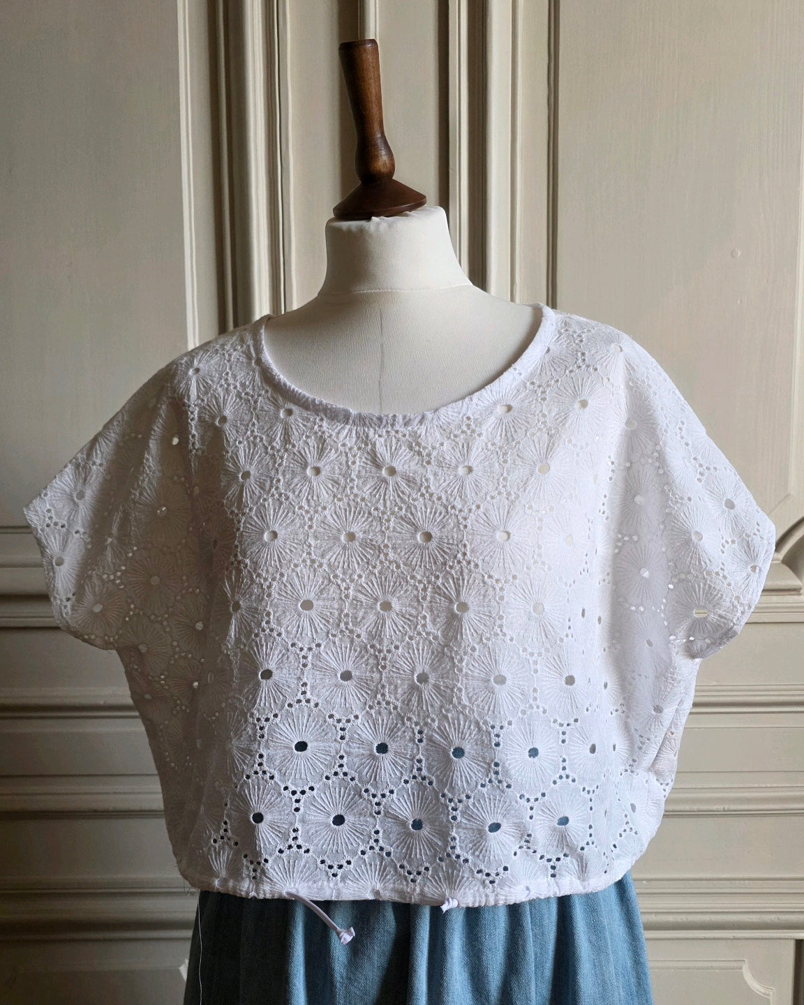 Deux façons de porter le top Variations Alizé : droit ou resserré à la taille grâce au lien en coton