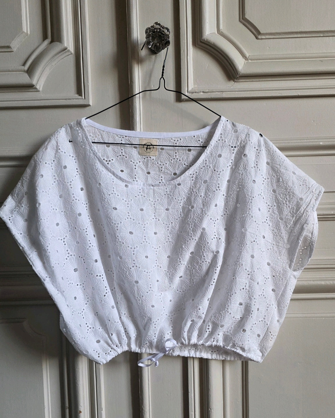Top court en broderie anglaise blanche avec lien de serrage à la taille – vue de face – modèle 6 Variations