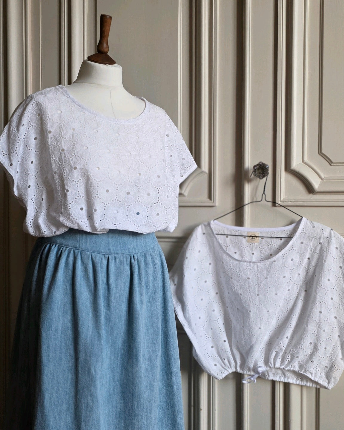 Top court en broderie anglaise blanche, léger et respirant, confectionné à la main . Sur mannequin et sur cintre. Volule amole et respirant pour l'été.