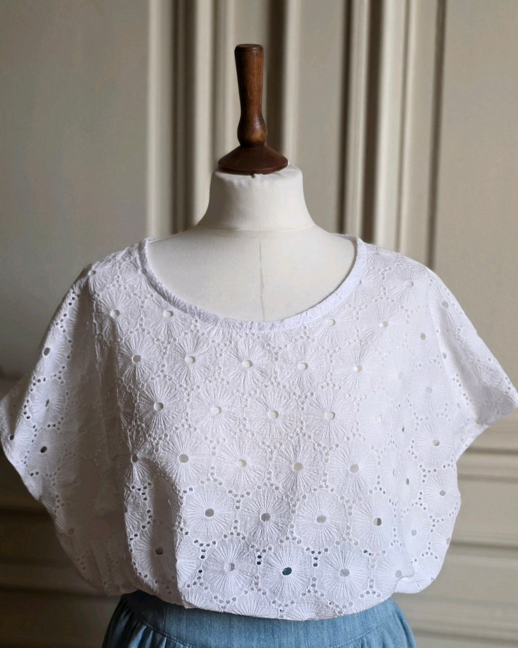 Top court en broderie anglaise blanche porté droit sur mannequin – blouse légère en coton pour l'été